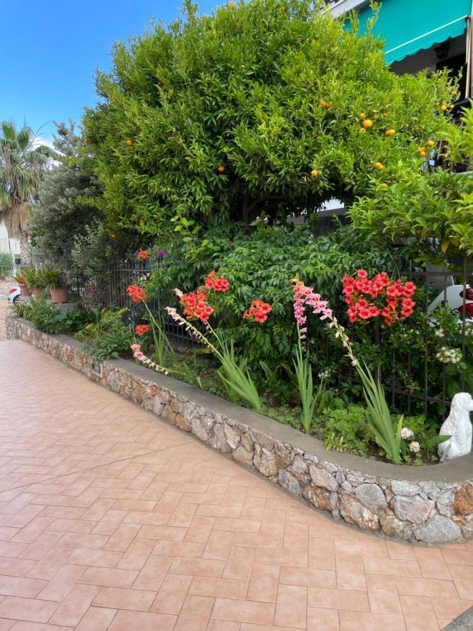 Apartment Aurora & Nicole Ideal Per Biker Con Terazza Vista Mare Parcheggio E Wi-Fi Gratuiti Pietra Ligure Kültér fotó
